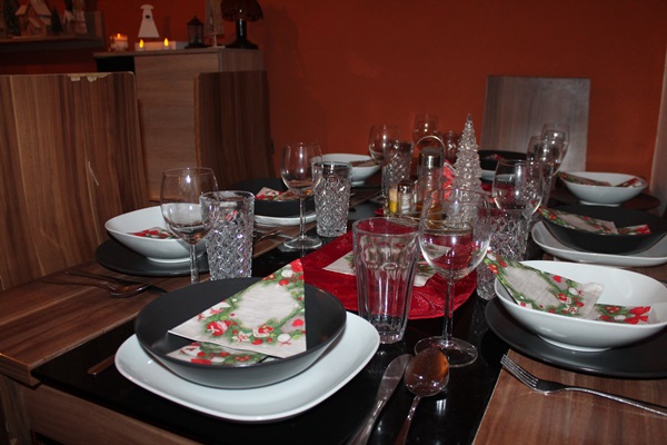 Stůl připravený ke štědrovečerní večeři